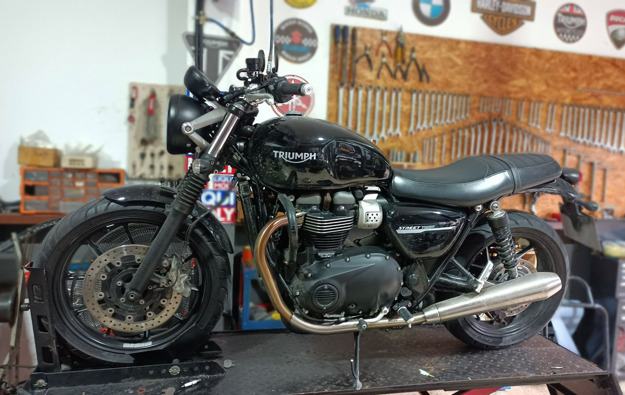 เปลี่ยนน้ำมันเครื่อง Motul 7100 10w-50 Triumph Street Twin 900