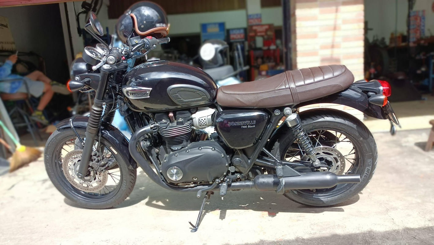 เปลี่ยนยางถ่วงล้อ Triumph Bonneville T100