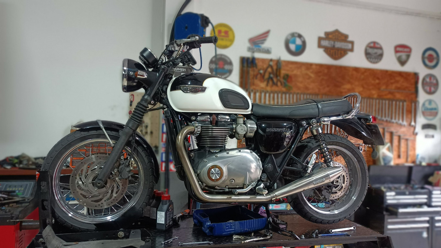 เปลี่ยนผ้าเบรคหลัง  Nexzter Triumph Bonneville T120