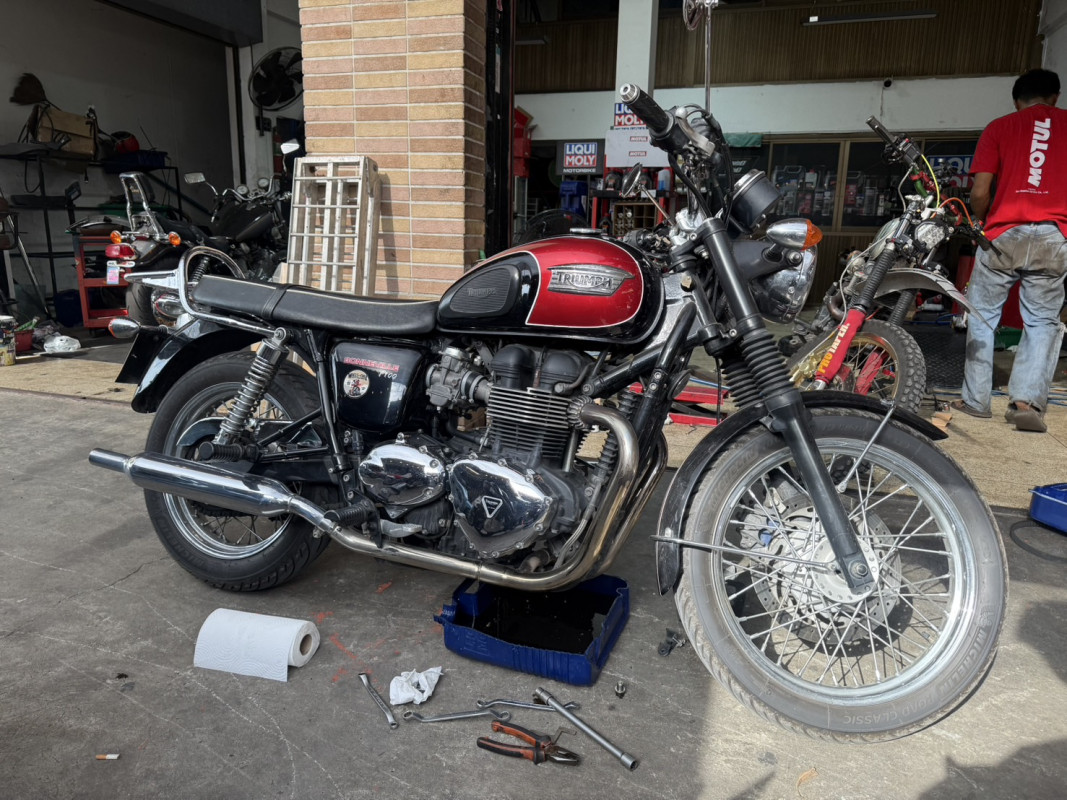 เปลี่ยนกรองน้ำมันเครื่อง RAZER FR-204 Triumph Bonneville 