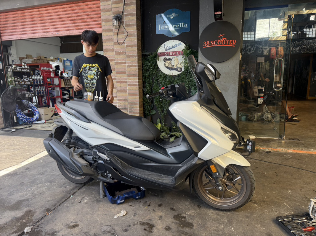 ล้างชุดข้างอัดจารบี Honda Forza 350
